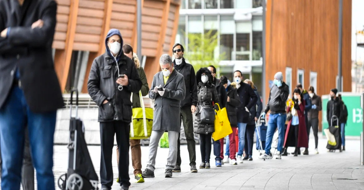 persone in fila spesa